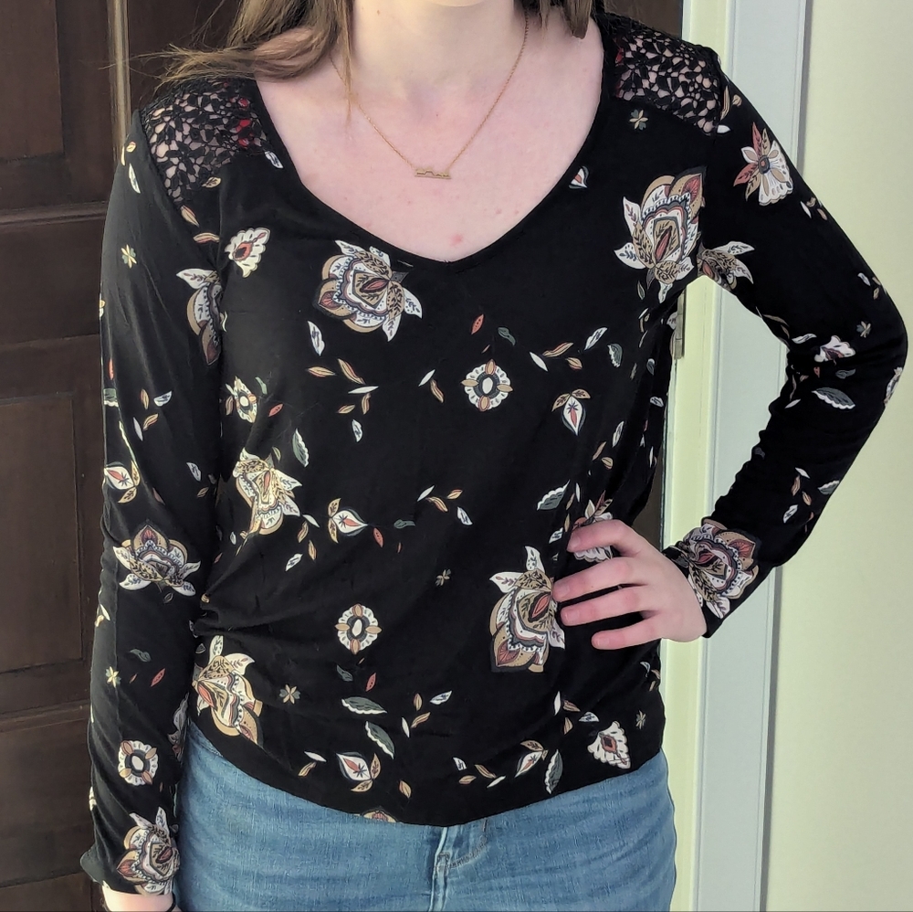 *2 For $20*  Reitmans Lace Accent Floral Top, sz S